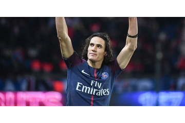 カバーニの「イブラ超え」、なんと主審もお祝いする 画像