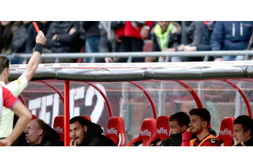 交代した22歳FW、なんと「ベンチ上で退場」に！何をやった？ 画像