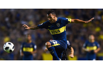 中国去ったテベス、ボカ復帰戦で即アシスト！体張ってるぞ 画像