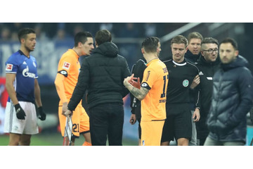 ブンデス副審、試合中に「足首グニャリ」…！途中交代になる 画像