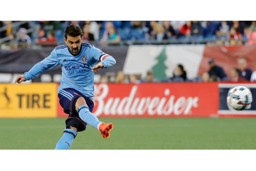 36歳ダビド・ビジャ、「絶品ループと完璧フリーキック」がうますぎる 画像