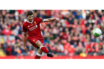 まるで現役！ジェラード、OB戦で見せた「鬼の高速クロス」が最高だ 画像