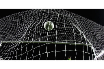 流石に無理でしょ！「投げ込みオウンゴール」のGK、驚きの反応とは 画像