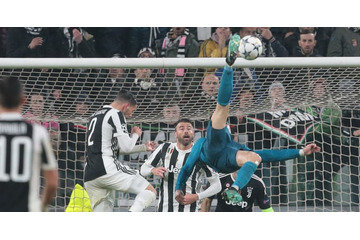 ロナウドの「衝撃バイシクル弾」！なんとバルサ選手も絶賛する 画像
