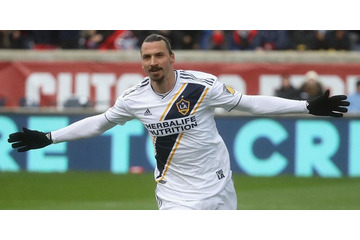 ズラタン、テコンドー技が炸裂！ほぼ「180度開脚」なパスが見事すぎる 画像