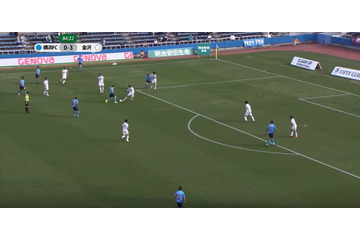 51歳の三浦知良、J2の試合で「股抜き」をキメる！ 画像