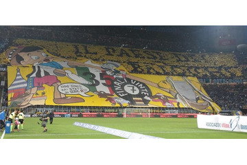 インテルファンが掲げた、痛烈すぎる「ピノキオ」の超巨大フラッグって？ 画像