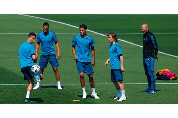 レアルの練習が最高！ジダン監督の美クロスを、モドリッチが超ボレー 画像