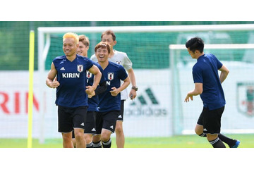 突如金髪になった長友！苦境の日本を救えるのか 画像