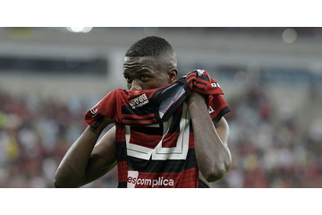 レアル移籍内定の17歳ヴィニシウス、サポーターと「涙のハグ」 画像