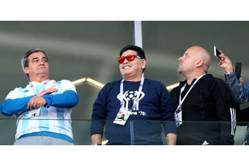 マラドーナ、W杯観客席で「自由すぎ」だった…禁煙無視に差別的行為か 画像