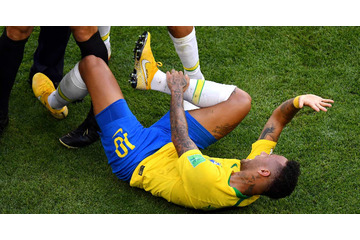 ネイマール、W杯での「転がり」をイジられまくり…「ネイマールチャレンジ」まで登場 画像