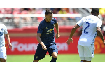 鳥を死なせてしまう…ユナイテッド選手、試合中に不運なアクシデント 画像