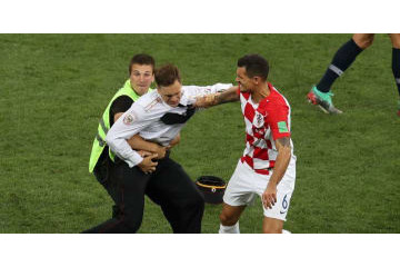 W杯決勝戦に乱入の人気バンド、ついに解放される 画像