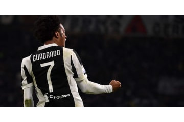 イイ奴すぎるぜクアドラード！喜んでロナウドに「7」を渡す 画像