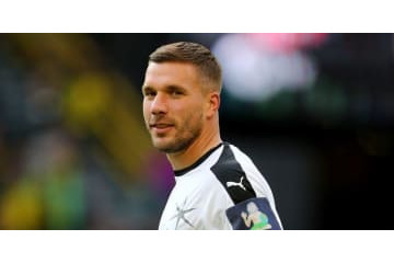 相撲を堪能したポドルスキ、怪我で苦しんだあの力士にユニを渡していた 画像