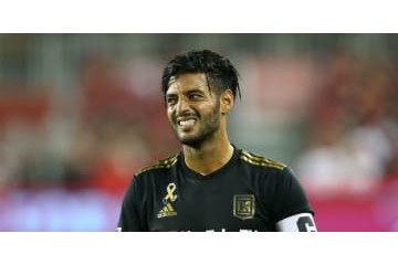 元アーセナルFWベラ、美人「元男性」をナンパか…写真がセクシーすぎて？ 画像