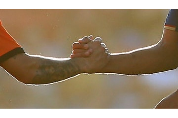 これぞサッカー仲間の連帯だ！捨て身の抗議に、相手選手やファンまでが… 画像