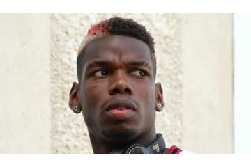 オシャレ番長！ポグバの「カモフラ赤タキシード」がすごい 画像