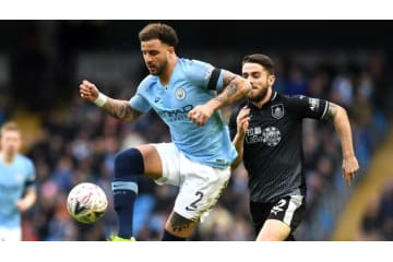 強すぎるマンチェスター・シティ、CKフラッグもぶっ壊す！ 画像