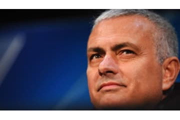 モウリーニョ、豪快にすべる…まさかのスポーツ会場に登場して 画像