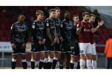 サッカーのフリーキック、“壁”のルールが変更へ　何が禁止される？ 画像