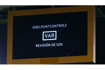 超レアなVAR！退場になった選手、イエロー取り消しで喜ぶも一発レッド 画像
