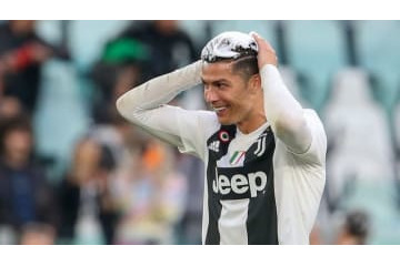 ロナウド、なぜ優勝後に頭が泡だらけだったのか　“犯人”が判明！ 画像