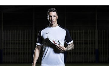 MIZUNOのスパイク『モレリアネオ2』に、F・トーレス限定モデルが登場！ 画像