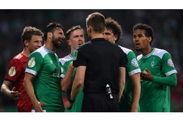 大迫ゴールのブレーメンがやられた…「疑惑の判定」を見る 画像