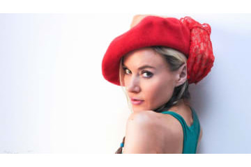 ポルトガルを熱狂応援！「コスプレ」もする美人女優のインスタがアツい 画像