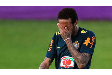 レイプ騒動のネイマール、監督の前で号泣 画像