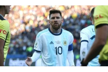 メッシ「衝撃の一発レッド」に激怒！メダル授与を拒否し、ひとり残る 画像