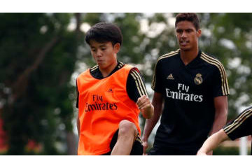 久保建英、アザールと会話！「仲良しグータッチの瞬間」がこれ 画像