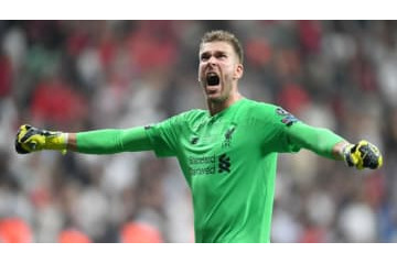 GKアドリアンを負傷させた乱入ファンの「恐怖タックル」がこれ 画像