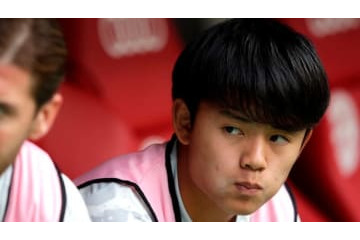 久保建英、小競り合いで「相手選手をなだめるシーン」がこれ 画像