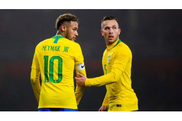 意外な結末！ネイマールとアルトゥールの「バケツ入れ勝負」が微笑ましい 画像