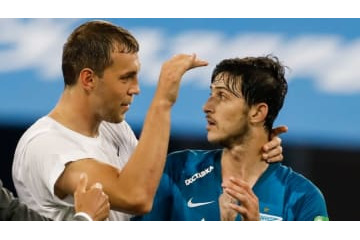 日本戦で荒れたアズムン、主審にキレる！味方に摘み出される「仰天シーン」がこれ 画像