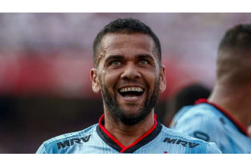 ダニ・アウヴェス、元Jリーガーをガチで削った「鬼タックル」がこれ 画像