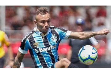 これがブラジル代表！エヴェルトン、FIFAみたいな「超股抜き」をやる 画像