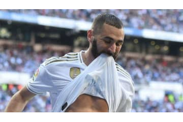 ベンゼマ凄ぇ！「11秒で5回ポストに当てる」驚愕プレーがこれ 画像