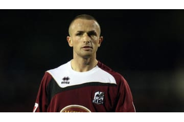 浮気がバレた元英U-20代表主将、妻にグラスを投げられて大流血 画像