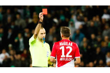 退場にキレた選手、「VARを蹴っ飛ばす衝撃シーン」がこれ 画像