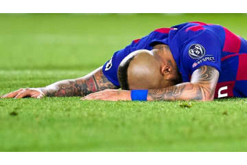 闘志がおかしい！バルサ“FW”ビダル、決死の「超絶顔面パス」がこれ 画像