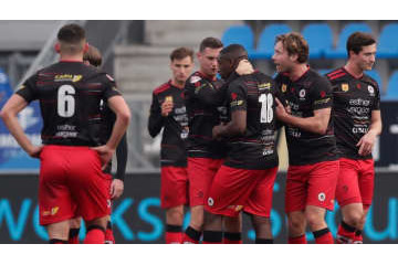 人種差別で試合中断…黒人FWがやった「怒りのお返しポーズ」がこれ 画像