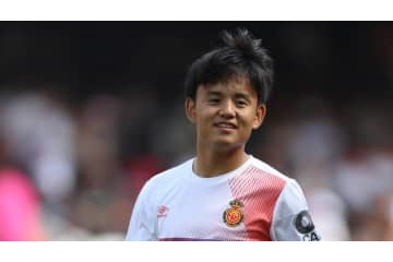 久保建英、レアル選手に愛されてる！マルセロの「頭ポンポン」がこれ 画像