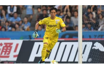 神戸GK飯倉が「謎ドリブル」！大胆過ぎた“ノイアーばり”2人抜きがこれ 画像