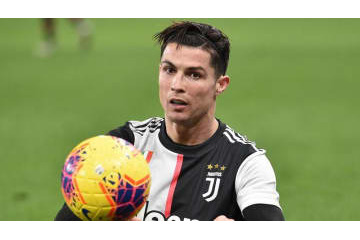 ロナウドやばすぎ！異次元だった「空中浮遊ヘッド」がこれ 画像