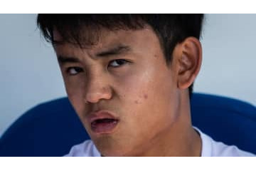 久保建英、レフェリーに詰め寄る！「怒りの猛抗議2連発」がこれ 画像