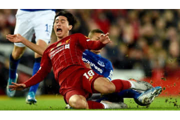 リヴァプール南野、爆走ドリブルをブッ潰された悶絶シーンがこれ 画像